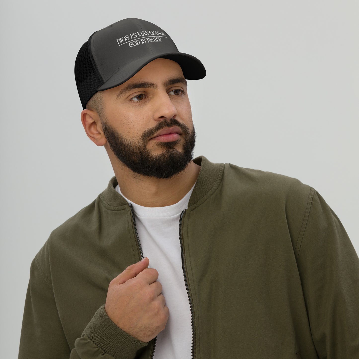 Dios es Mas Grande (God is Bigger) Trucker Hat